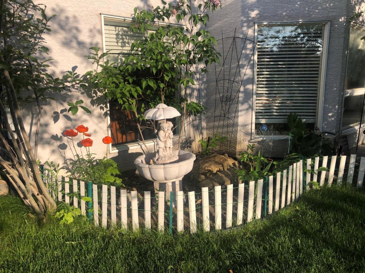 Hotel Hamptons Rose Garden Family! YYC Esterno foto